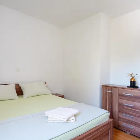 Summer In Apartman *