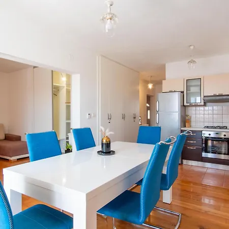 Summer In Apartman *