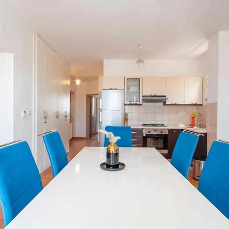 Summer In Apartman
